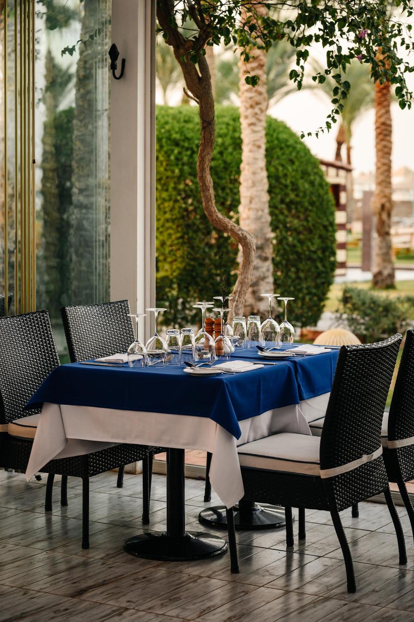 Iberotel Redsina Sharm el-Sheikh Bagian luar foto A table set for fine dining